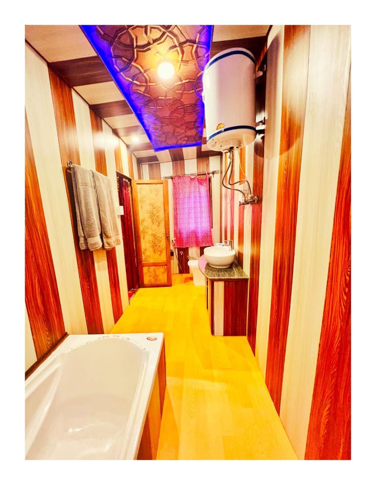 Mossess Group Of Houseboats Hotel Srinagar  Luaran gambar